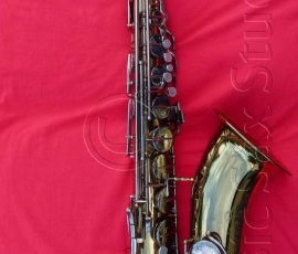 Hohner President Tenor 104XX. Source H. Kahlke Hohner President tenor saxophone, Max Keilwerth, two-tone saxophone, vintage tenor sax, German saxophone, lacquer sax with nickel plated keys on red background