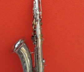 Akustik tenor #1296 Source: nicoletta-4820 on eBay.de The serial # of the neck matches that of the horn. Akustik saxophone, vintage East German sax, amber colored key touches, silver sax,
