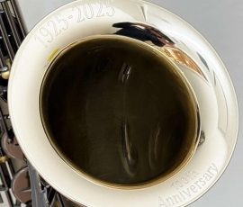 Source: global.ikebe-gakki.com hand engraving on the Keilwerth 100th Anniversary SX90R, 1925-2025, saxophone bell