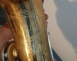 De Villier alto # 9039 D&J copy of The New King. Source: bigfattone on eBay.com vintage German saxophone, Dörfler & Jörka, De Villier, stencil sax, bell engraving, two-tone horn, D&J copy of Keilwerth The New King