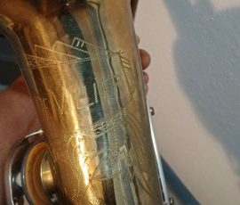 De Villier alto # 9039 D&J copy of The New King. Source: bigfattone on eBay.com vintage German saxophone, Dörfler & Jörka, De Villier, stencil sax, bell engraving, two-tone horn, D&J copy of Keilwerth The New King