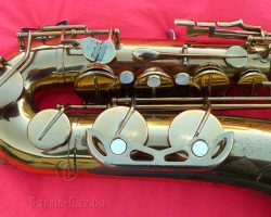 De Villers tenor #11xxx D&J copy of The New King vintage German saxophone, tenor sax, Dörfler & Jörka, De Villiers, stencil sax, saxophone keys, key guards, lacquer horn on red background