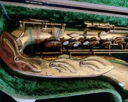 Diplomat tenor # 7652 D&J copy of The New King. Source: eBay.com vintage German tenor saxophone, Dörfler & Jörka, Diplomat, stencil sax, metal angel wing key guard, lacquer sax with lacquer angel wing, lower stack keys