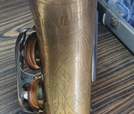 Schuler alto # ? D&J copy of The New King. Source: Brlin on SOTW. vintage German saxophone, Dörfler & Jörka, Schuler, stencil sax, bell engraving, two-tone horn, D&J copy of Keilwerth The New King