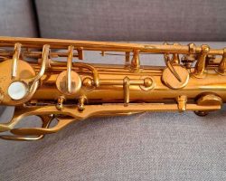 John Burg tenor #8429 D&J copy of The New King. Source: classicworldcoins on eBay.com vintage German tenor saxophone, Dörfler & Jörka, John Berg, round thumb screw that holds neck in place, lacquer sax