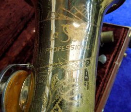 La Sete Professional alto # 14787 D&J copy of The New King. Source: topbandman on eBay.com vintage German saxophone, Dörfler & Jörka, La Sete Professional, stencil sax, bell engraving, two-tone horn, D&J copy of Keilwerth The New King