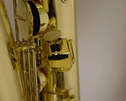 Source: intermuzika on eBay.com Oleg first generation bass saxophone, Jinbao-made bass saxophone, short wrap bass, stencil sax, Chinese bass sax, Super Action 80 Series II copy,