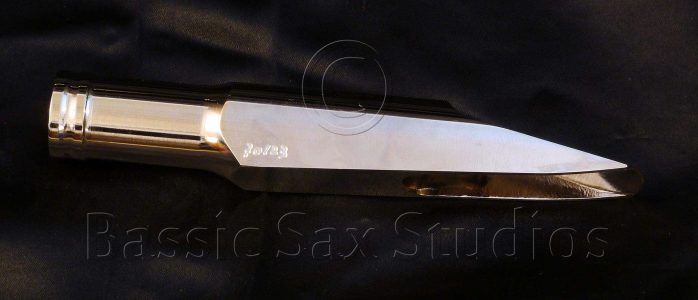Fred Lebayle Rosie bass sax M/P. Photo by H. Kahlke Fred Lebayle Rosie Bass Saxophone Sax Mouthpiece, right side view, metal mouthpiece, handmade mouthpiece, facing curve, numbers on side of the barrel