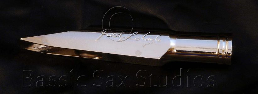 Fred Lebayle Rosie bass sax M/P. Photo by H. Kahlke Fred Lebayle Rosie Bass Saxophone Sax Mouthpiece, right side view, metal mouthpiece, handmade mouthpiece, facing curve, Fred Lebayle signature on side of the barrel