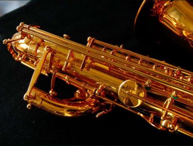 Serial # unknown. Source: soundfuga.jp low A bari sax, Dave Guardala Artist Series baritone saxophone, floral engraving, lacquer saxophone
