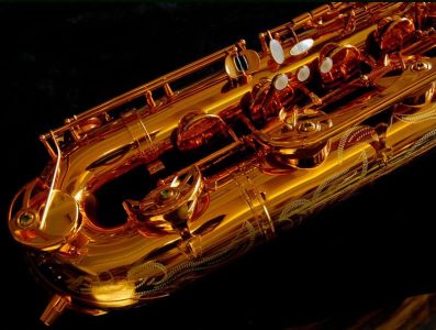 Serial # unknown. Source: soundfuga.jp low A bari sax, Dave Guardala Artist Series baritone saxophone, floral engraving, lacquer saxophone