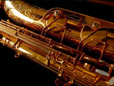 Serial # unknown. Source: soundfuga.jp low A bari sax, Dave Guardala Artist Series baritone saxophone, floral engraving, lacquer saxophone