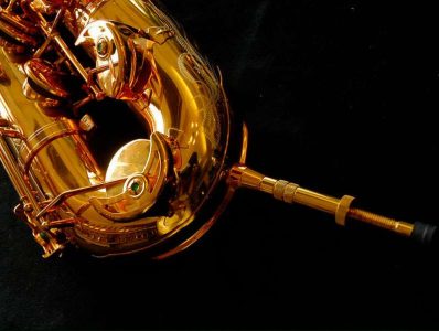 Serial # unknown. Source: soundfuga.jp low A bari sax, Dave Guardala Artist Series baritone saxophone, floral engraving, lacquer saxophone