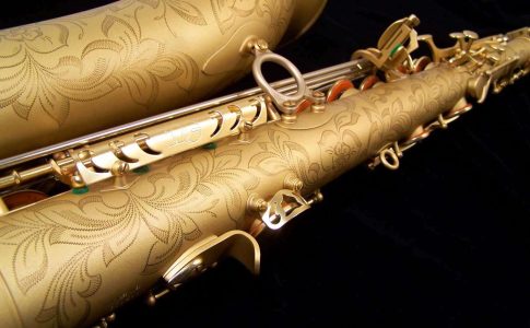 Earth Tone tenor #015149. Source: Dave Kessler DG-503ET tenor sax, Dave Guardala tenor saxophone, B&S, matt gold finish with gold lacquer inner bell, extensive floral engraving all over