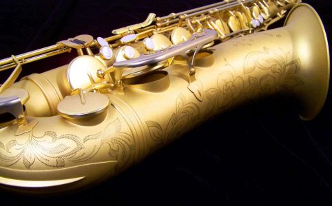 Earth Tone tenor #015149. Source: Dave Kessler DG-503ET tenor sax, Dave Guardala tenor saxophone, B&S, matt gold finish with gold lacquer inner bell, extensive floral engraving all over