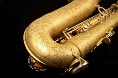 Earth Tone tenor #015149. Source: Dave Kessler DG-503ET tenor sax, Dave Guardala tenor saxophone, B&S, matt gold finish with gold lacquer inner bell, extensive floral engraving all over