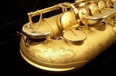 Earth Tone tenor #015149. Source: Dave Kessler DG-503ET tenor sax, Dave Guardala tenor saxophone, B&S, matt gold finish with gold lacquer inner bell, extensive floral engraving all over
