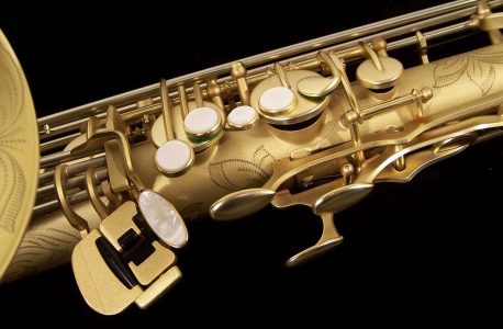 Earth Tone tenor #015149. Source: Dave Kessler DG-503ET tenor sax, Dave Guardala tenor saxophone, B&S, matt gold finish with gold lacquer inner bell, extensive floral engraving all over