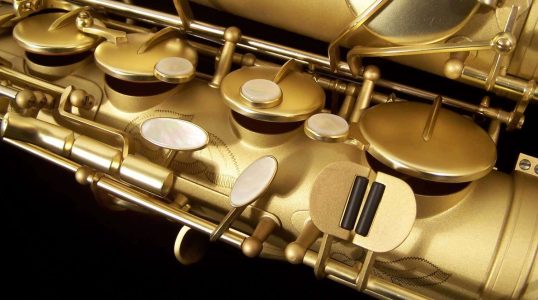 Earth Tone tenor #015149. Source: Dave Kessler DG-503ET tenor sax, Dave Guardala tenor saxophone, B&S, matt gold finish with gold lacquer inner bell, extensive floral engraving all over