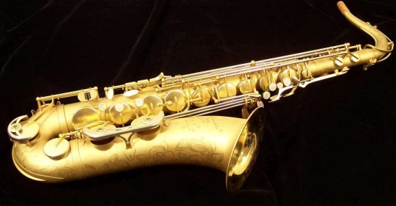 Earth Tone tenor #015149. Source: Dave Kessler DG-503ET tenor sax, Dave Guardala tenor saxophone, B&S, matt gold finish with gold lacquer inner bell, extensive floral engraving all over