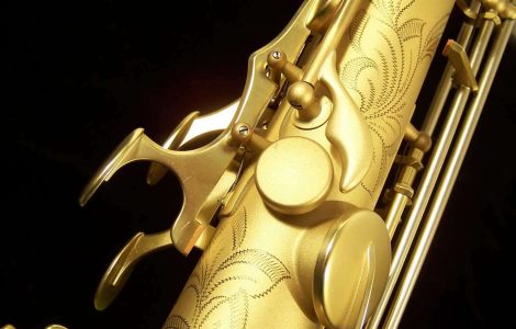 Earth Tone tenor #015149. Source: Dave Kessler DG-503ET tenor sax, Dave Guardala tenor saxophone, B&S, matt gold finish with gold lacquer inner bell, extensive floral engraving all over