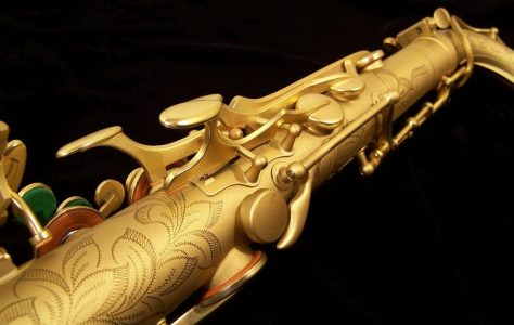 Earth Tone tenor #015149. Source: Dave Kessler DG-503ET tenor sax, Dave Guardala tenor saxophone, B&S, matt gold finish with gold lacquer inner bell, extensive floral engraving all over