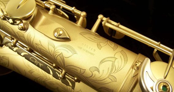 Earth Tone tenor #015149. Source: Dave Kessler DG-503ET tenor sax, Dave Guardala tenor saxophone, B&S, matt gold finish with gold lacquer inner bell, extensive floral engraving all over