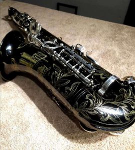Source: qlflflr on eBay.com DG-402 alto sax, New York Series, series features NY skyline features engraved all over the keywork & bell, rich engraving all over the instrument, Dave Guardala alto saxophone, black nickel plate with silver plated keys,
