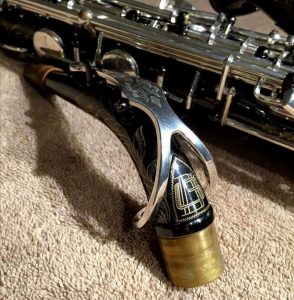 Source: qlflflr on eBay.com DG-402 alto sax, New York Series, series features NY skyline features engraved all over the keywork & bell, rich engraving all over the instrument, Dave Guardala alto saxophone, black nickel plate with silver plated keys,