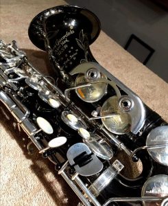 Source: qlflflr on eBay.com DG-402 alto sax, New York Series, series features NY skyline features engraved all over the keywork & bell, rich engraving all over the instrument, Dave Guardala alto saxophone, black nickel plate with silver plated keys,