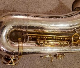 Source: adbforyour on eBay.com DG-502 tenor sax, New York Series, series features NY skyline features engraved all over the keywork & bell, rich engraving all over the instrument, Dave Guardala tenor saxophone, silver plate with gold plated keys,